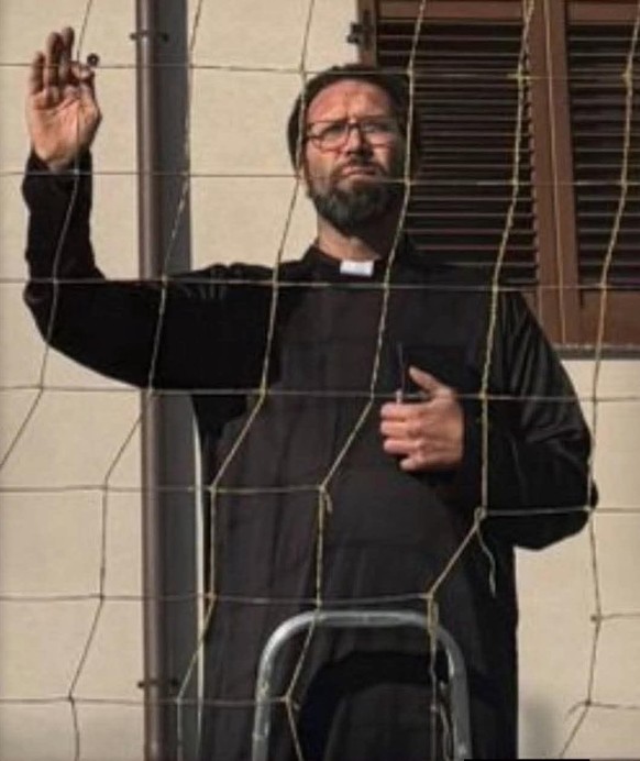Matteo Ciceri déguisé en prêtre, à Galgagnano en octobre.