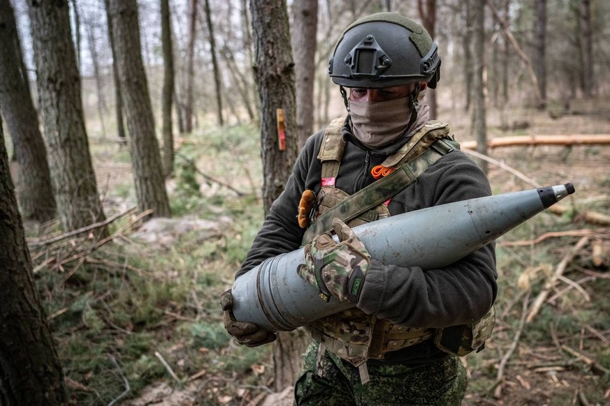 Russia Ukraine Kursk Attack Akhmat Special Forces 8898187 09.04.2025 A Russian serviceman of the Kashtan battalion tactical group of Akhmat special forces carries a shell for a 2A36 Giatsint-B 152 mm  ...