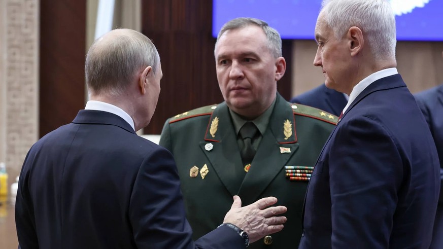 Poutine s&#039;entretient avec le ministre biélorusse de la Défense Viktor Khrenin et son homologue russe Andreï Belousov (à droite).