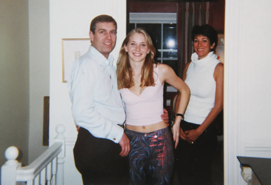 Le prince Andrew, Virginia et Ghislaine Maxwell, en 2001. Une photo dont le prince Andrew a toujours affirmé n'avoir «aucun souvenir».