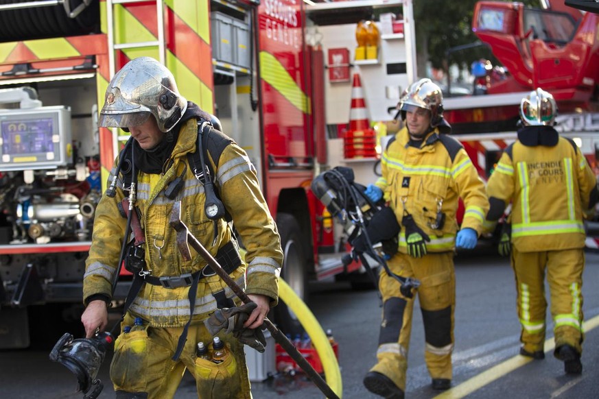 Des pompiers du Service d&#039;incendie et de secours (SIS) se preparent pour intervenir sur la toiture d&#039;un immeuble de la rue l&#039;Arquebuse suite a l&#039;incendie d&#039;un appartement, ce  ...