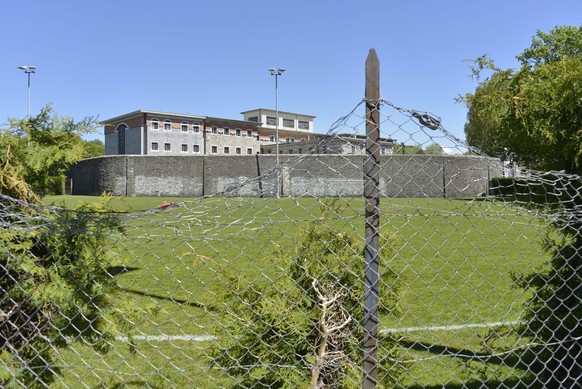 La prison de Bois-Mermet, en arriere plan, ou a eu lieu une evasion de plusieurs prisonniers ce mardi 14 mai 2013 a Lausanne. (KEYSTONE/Christian Brun)