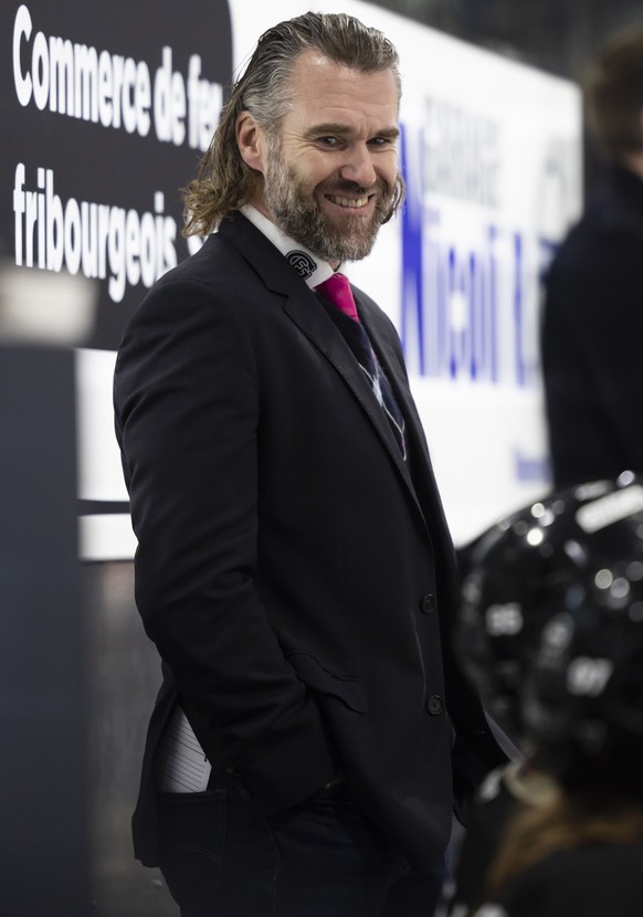Gotterons Chefrainer Christian Dube, im Eishockey Meisterschaftsspiel der National League zwischen dem HC Fribourg Gotteron und HC Ambri-Piotta, am Freitag, 6. Januar 2023 in der BCF Arena in Fribourg ...