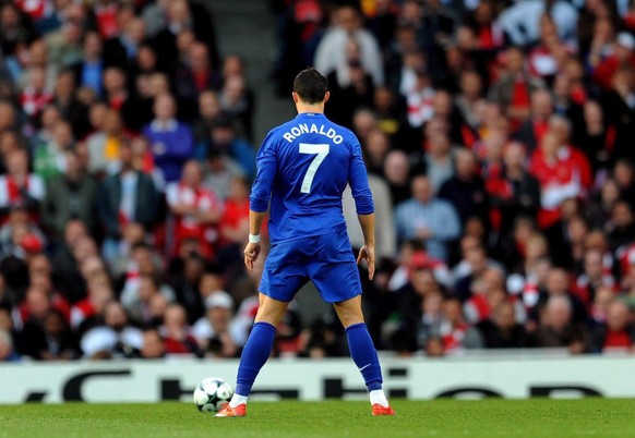 epa01757854 (FILE) Manchester United's Cristiano Ronaldo prepares to take a free kick from which he scored Manchester United's second goal during a Champions League semi-final soccer match against Ars ...