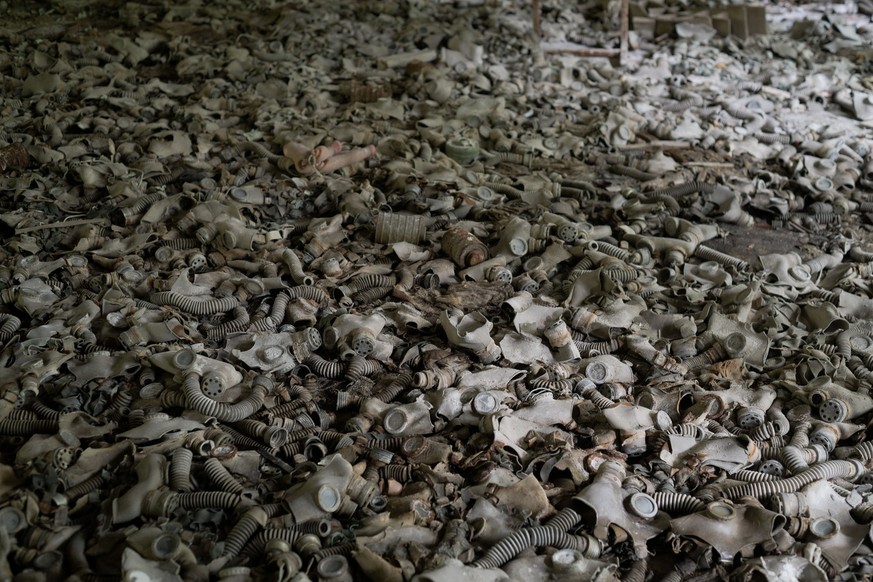 Des centaines de masques à gaz sont répandus sur le sol d'une ancienne salle de l'école de Pripyat.