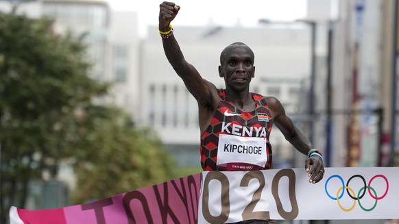 Eliud Kipchoge, of Kenya, celebrates after winning the gold medal in the men&#039;s marathon at the 2020 Summer Olympics, Sunday, Aug. 8, 2021, in Sapporo, Japan. (AP Photo/Eugene Hoshiko)