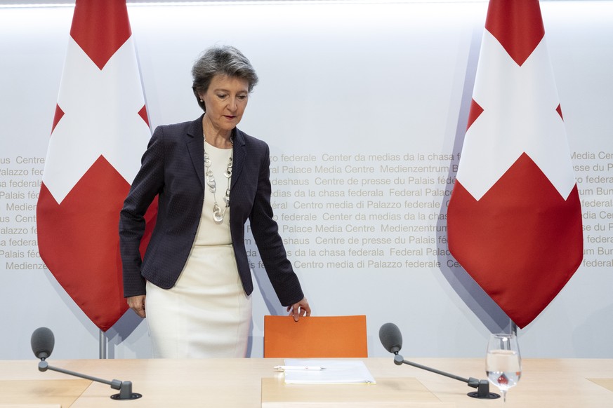 Bundesraetin Simonetta Sommaruga spricht an einer Medienkonferenz und gibt ihren Ruecktritt aus dem Bundesrat auf Ende Jahr bekannt, am Mittwoch, 2. November 2022, in Bern. (KEYSTONE/Peter Schneider)