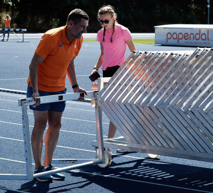 Laurent Meuwly place les haies pour l&#039;entraînement avec son athlète vedette Femke Bol.