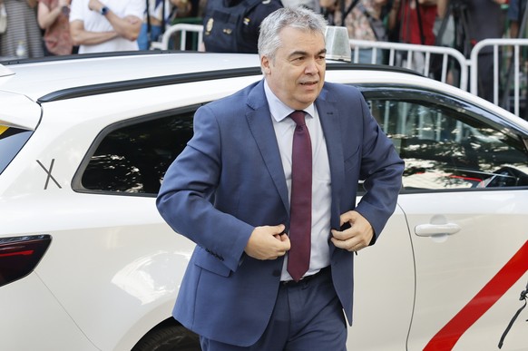 epa12205777 Former Ruling Socialist Party member Santos Cerdan arrives to testify before a judge amid a corruption investigation, outside Supreme Court in Madrid, Spain, 30 June 2025. A police investi ...