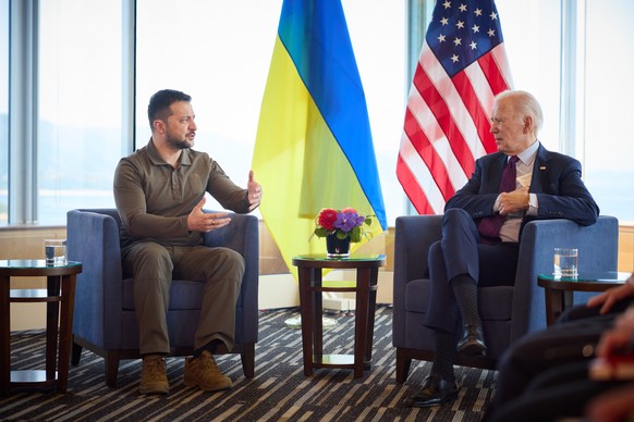 epa10642762 A handout photo made available by the Ukrainian Presidential Press Service shows Ukraine&#039;s President Volodymyr Zelensky (L) and US President Joe Biden (R) during a meeting, in Hiroshi ...