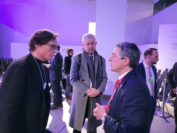 Après le discours de Zelensky, Roger Köppel (à gauche) et le conseiller fédéral Ignazio Cassis se sont rencontrés.