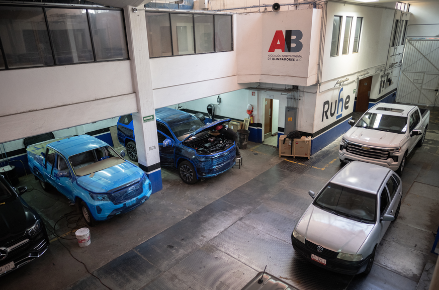 Ces voitures sont customisées avec un blindage spécial, pour protéger les touristes durant la Coupe du monde de football au Mexique.