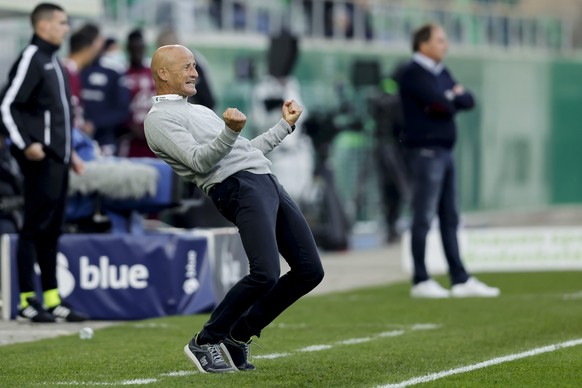 St. Gallens Trainer Peter Zeidler waehrend dem Meisterschaftsspiel der Super League zwischen dem FC St. Gallen und Servette FC am Sonntag, 17. Oktober 2021, im Stadion Kybunpark in St. Gallen. (KEYSTO ...