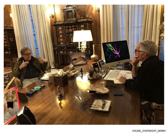 Steve Bannon en discussion avec Jeffrey Epstein. Sur le bureau, on voit une photo d&#039;une femme couchée, dont le visage a été masqué.