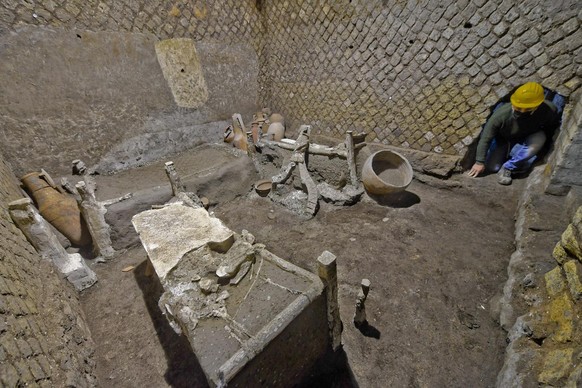 epa09567794 A general view of a still intact room, believed to have been inhabited by slaves, at the villa of Civita Giuliana unearthed in the Pompeii archaeological park, near Naples, Italy, 05 Novem ...