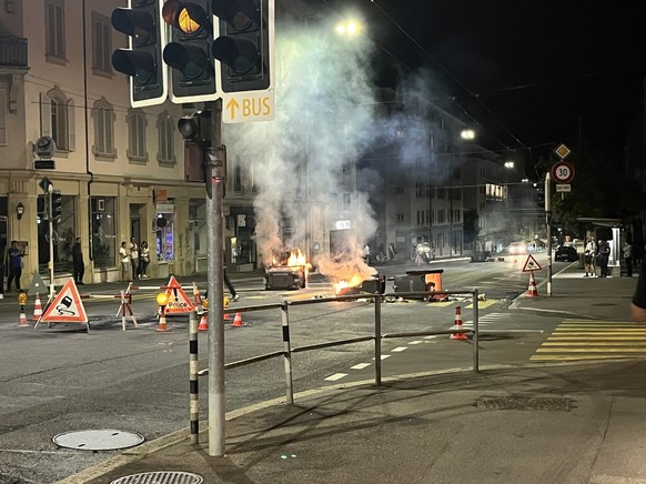 La rue était encore calme en milieu de soirée.