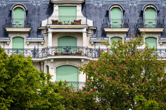 Une vue sur les volets fermes de l'Hotel Beau-Rivage Palace lors de la pandemie de Coronavirus (Covid-19) le dimanche 19 avril 2020 a Lausanne. (KEYSTONE/Jean-Christophe Bott)