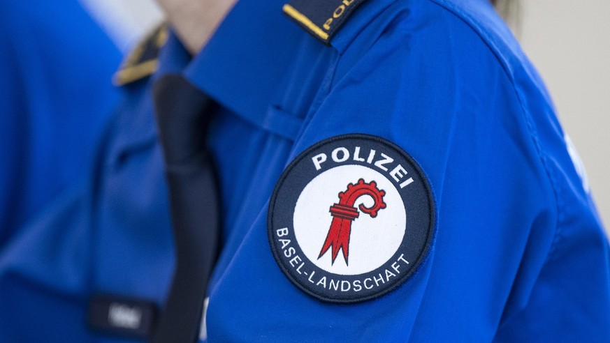 Das Logo der Polizei Basel Landschaft auf einer Uniform an einer Medienkonferenz zur Polizeilichen Kriminalstatistik sowie zur Verkehrsunfallstatistik des Kantons Basel-Landschaft, in Liestal, am Frei ...