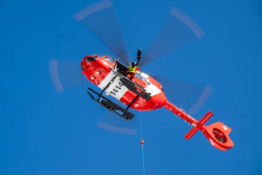 The new Airbus H 145 D3 based at the REGA base in Magadino in flight with REGA Magadino Base Manager Amos Brenn and Ticino-based pilot Mario Agustoni, during the REGA exercise involving the evacuation ...
