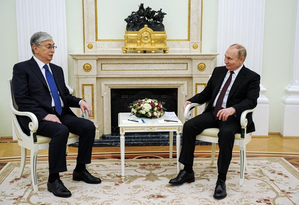 Le président du Kazakhstan, Kassym-Jomart Tokayev (à gauche), et le président russe, Vladimir Poutine (à droite), lors de leur rencontre au Kremlin à Moscou, en Russie, le 10 février 2022.