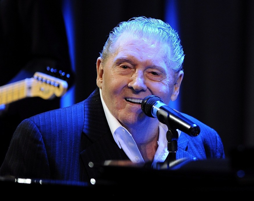 epa02362930 US singer Jerry Lee Lewis performs during his appearance to benefit the Grammy Museum and Grammy Foundation in Los Angeles, California, USA, 28 September 2010. The Grammy Museum hosts inti ...