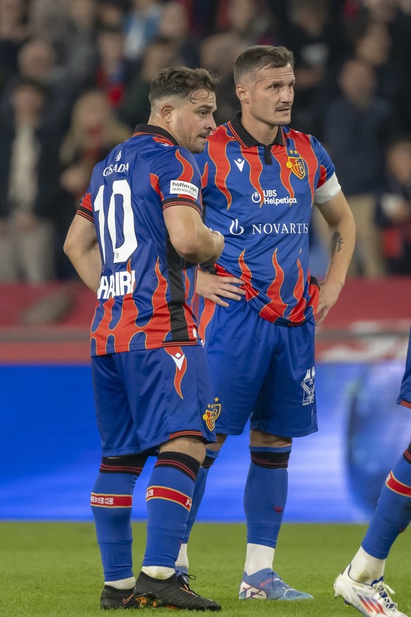 Xherdan Shaqiri (FCB), links, und Taulant Xhaka (FCB), rechts, beraten sich vor einem Freistoss im Fussball Meisterschaftsspiel der Regular Season der Swiss Super League zwischen dem FC Basel 1893 und ...