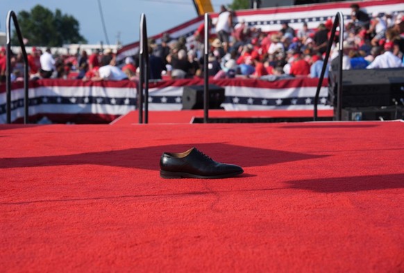 Une chaussure solitaire de Donald Trump sur la scène, après son évacuation.