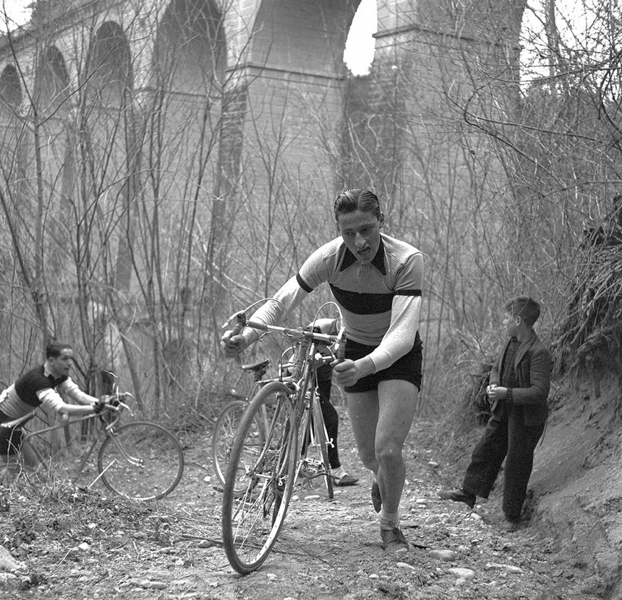 Ferdy Kübler lors d’une course de cyclocross en 1940.
https://permalink.nationalmuseum.ch/100823927