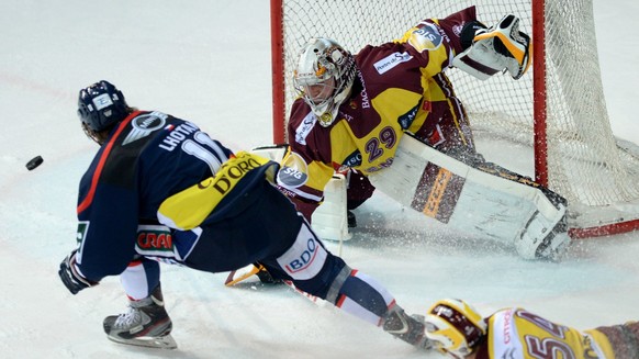 Servettes Goalie Robert Mayer, rechts, im Duell mit Ambris Lukas Lhotak, beim Eishockey Meisterschaftsspiel der National League A zwischen dem HC Ambri-Piotta und dem Geneve Servette HC, am Samstag, 1 ...