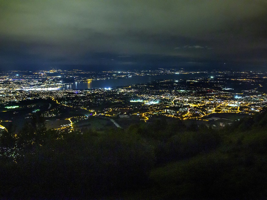 La ville de Genève de nuit en temps normal.