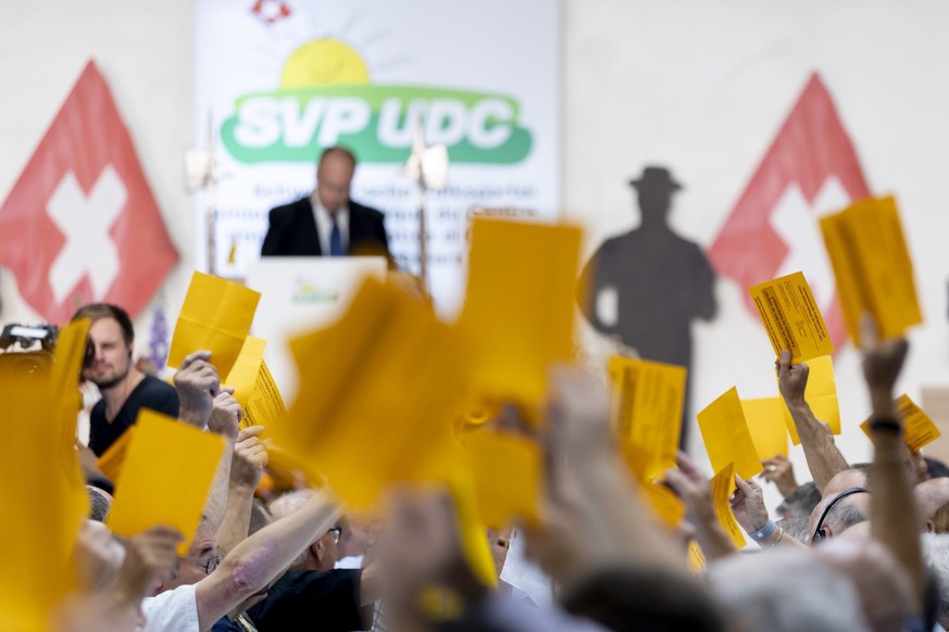 Die Delegierten stimmen ab waehrend der Delegiertenversammlung der Schweizerischen Volkspartei SVP am Samstag, den 16. August 2025, in der BBC Arena in Schaffhausen. (KEYSTONE/Christian Merz)