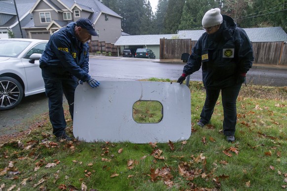 La porte de l'avion, retrouvée lundi dans un jardin.