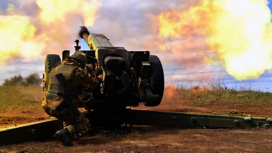 DPR Russia Ukraine Military Operation Artillery Unit 8270684 07.09.2022 A serviceman of Russian private military company Wagner Group shoots from a 122 mm D30 howitzer at the Ukrainian positions, as R ...