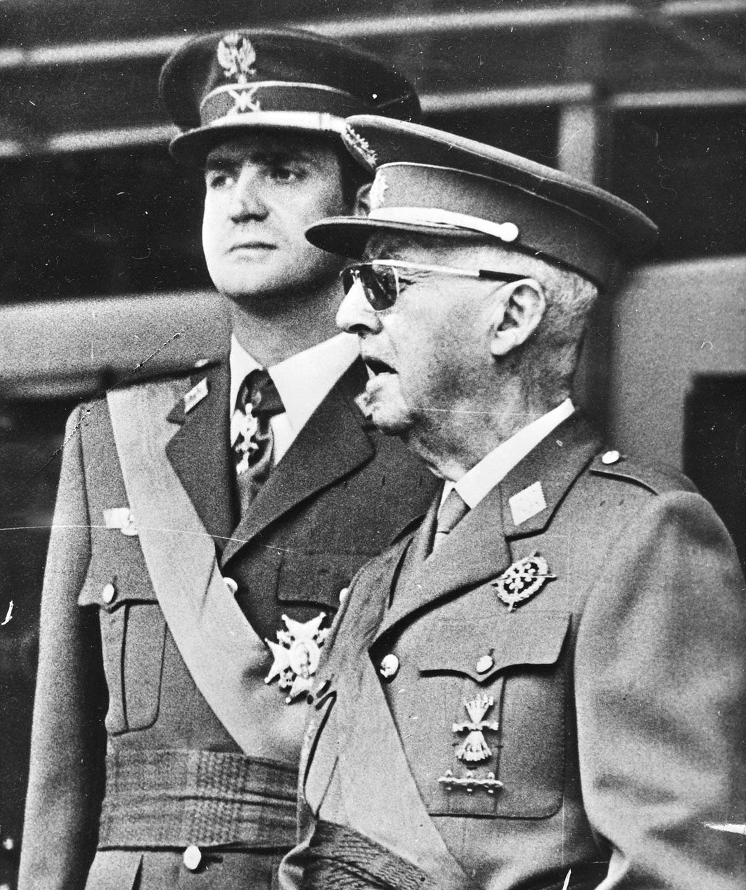 Francisco Franco, à l&#039;arrière-plan le jeune Juan Carlos. Prise en octobre 1975.
https://commons.wikimedia.org/wiki/File:Franco_en_Juan_Carlos,_Bestanddeelnr_928-2237.jpg