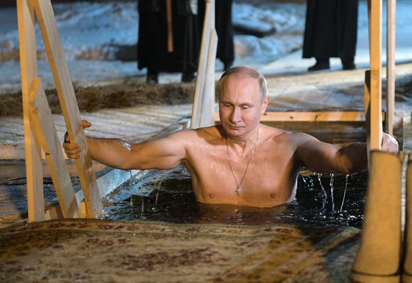 Depuis des années, Poutine se met aussi régulièrement en scène en train de se baigner dans des lacs gelés. Une façon de perpétuer certaines traditions russes, selon Lukas Aubin.