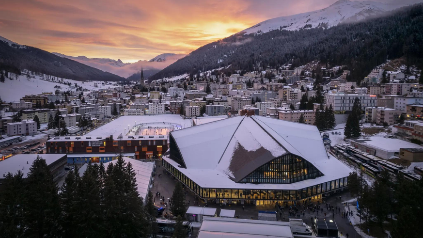 Pendant que des matchs se jouent à l'Eisstadion de Davos, le championnat est interrompu. Mais jusqu'à quand?