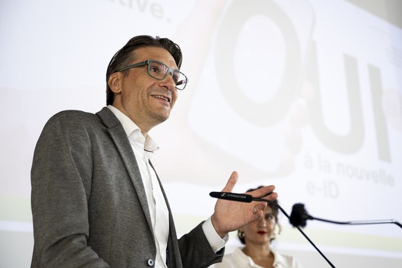 Gerhard Andrey, Conseiller National Les Vert-e-s FR, a gauche, prend la parole a cote de Sibel Arslan, Conseillere Nationale Les Vert-e-s BS, a droite, lors de l&#039;assemblee des delegues des Verts  ...