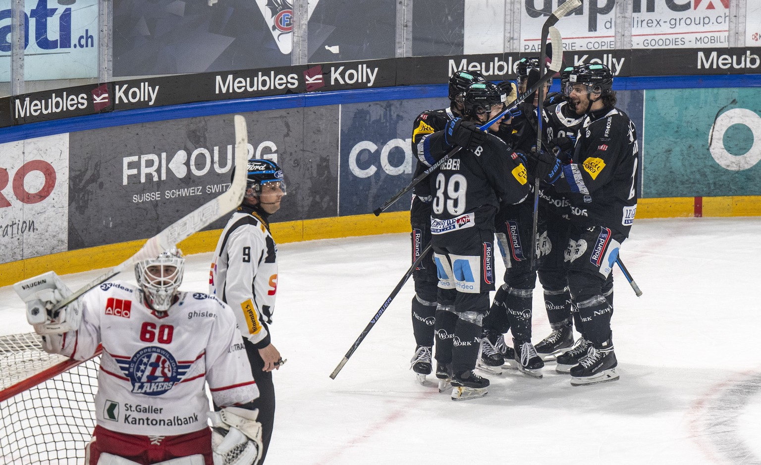 Fribourgs Spieler feiern den Treffer zum 2-0 im Spiel der Eishockey National League zwischen Fribourg-Gotteron, HCFG, und SC Rapperswil-Jona Lakers, SCRJ, vom Mittwoch, 1. April 2026 in Bcf Arena in F ...