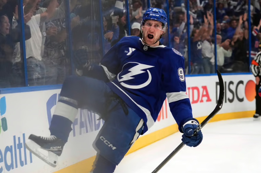 «JJ» Moser célèbre l'un de ses buts pour le Lightning de Tampa Bay.
