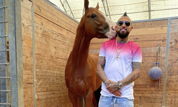 Arturo Vidal dans son haras au Chili.