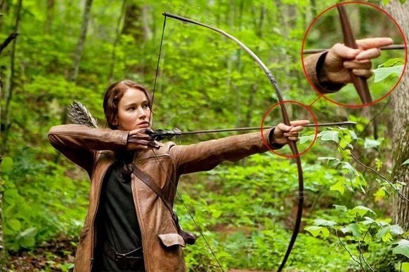 Filmfehler The Hunger Games

https://www.reddit.com/r/MovieMistakes/comments/yjmi5z/i_dont_think_this_is_how_you_fire_an_arrow_with_a/