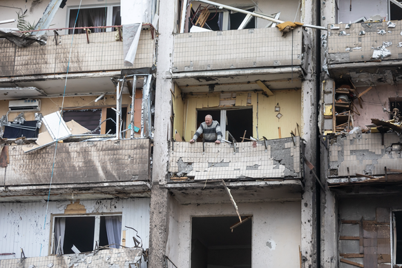 KIEV, UKRAINE - 25 février 2022 : Guerre de la Russie contre l&#039;Ukraine. Un immeuble d&#039;habitation endommagé par un avion de l&#039;ennemi dans la capitale ukrainienne Kiev