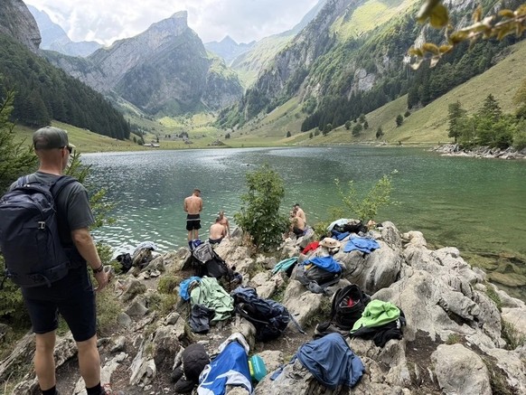 Tout semble en ordre avec ces baigneurs au bord du lac.