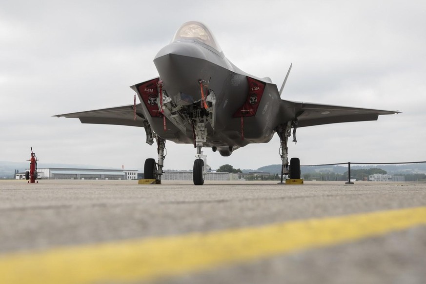 A Lockheed Martin F-35A fighter jet is pictured during a test and evaluation day at the Swiss Army airbase, in Payerne, Switzerland, Friday, June 7, 2019. (KEYSTONE/Peter Klaunzer)