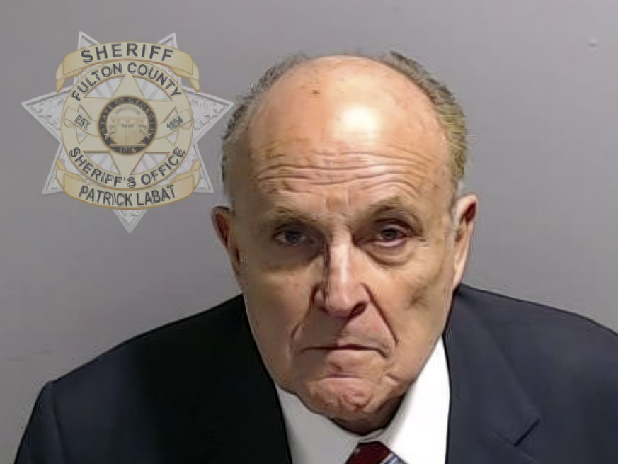 Les autorités ont pris les empreintes digitales et la photographie de Rudy Giuliani à la prison du comté de Fulton.