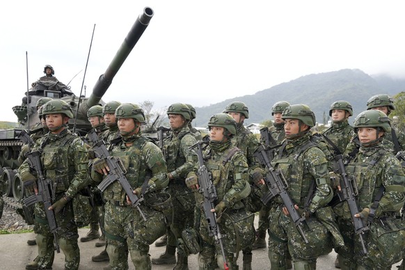 Contrairement à Hong Kong, Taïwan dispose d&#039;une armée et d&#039;un gouvernement.