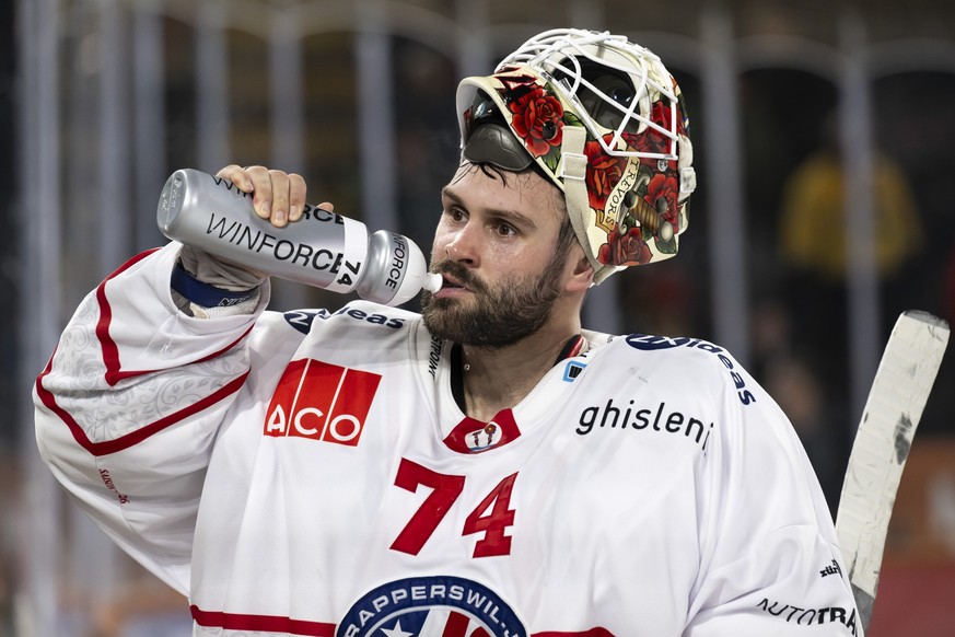 Torhueter Ivars Punnenovs (SCRJ) trinkt Wasser nach der Niederlage (2-5) nach dem Eishockey Spiel der National League zwischen dem SC Bern, SCB, und dem SC Rapperswil-Jona, SCRJ, am Freitag, 14. Novem ...