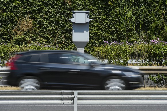Une voiture roule devant un radar sur l&#039;autoroute entre Morges et Lausanne ce mercredi 22 juillet 2015 a Lonay. (KEYSTONE/Jean-Christophe Bott)