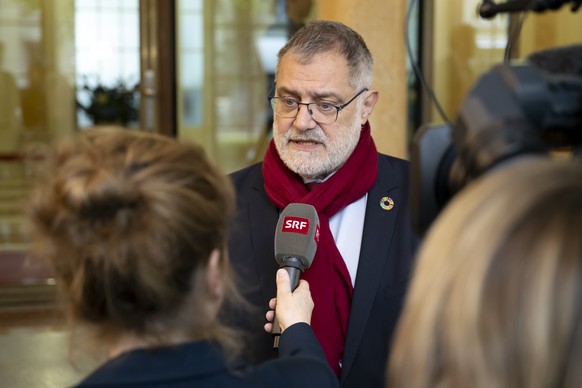 Staenderat Carlo Sommaruga, SP-GE, und Praesident Association des locataires (ASLOCA), spricht mit Journalisten kurz vor Beginn des Runden Tisches zum Thema Wohnungsknappheit zwischen Bundesrat Guy Pa ...