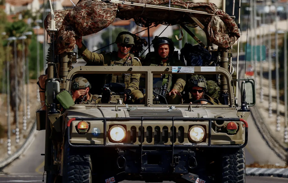 Des soldats israéliens se dirigent vers le nord de la bande de Gaza lundi.